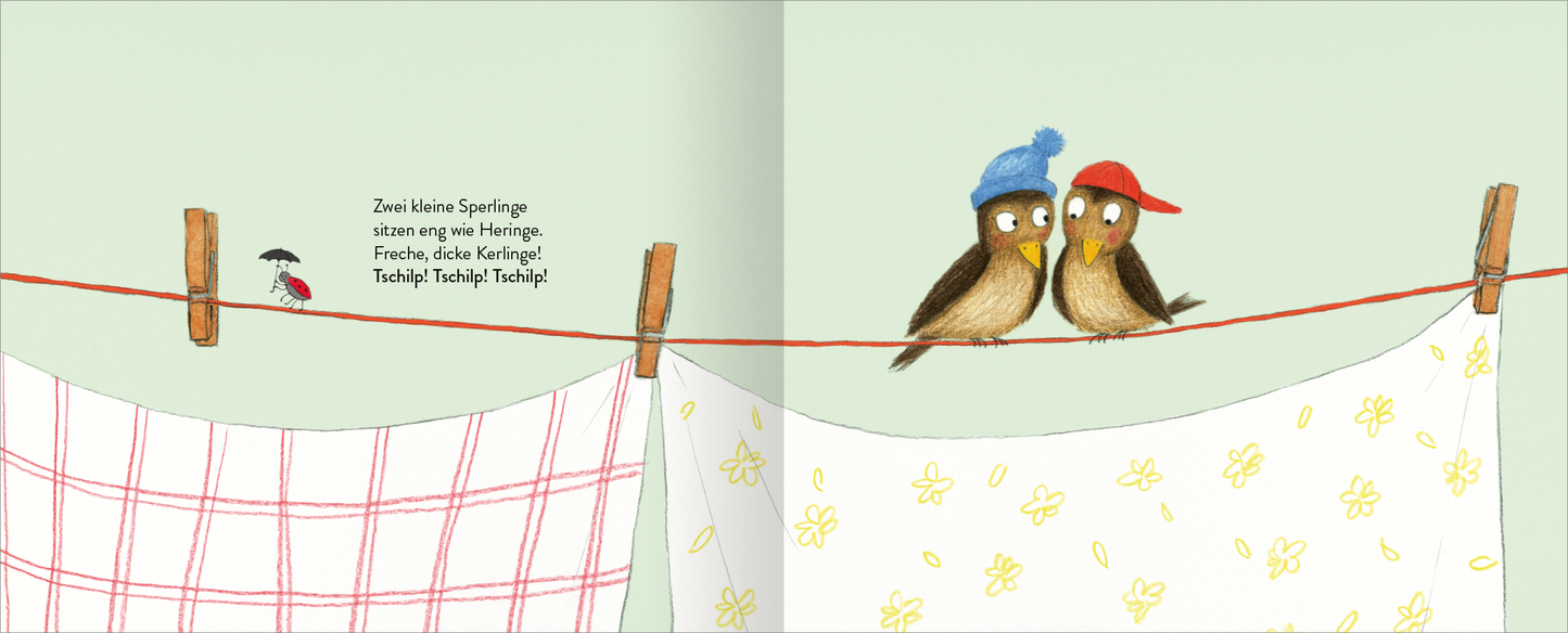 Gezeigt wird eine Innen- oder Zusatzansicht von „10 kleine Sperlinge“. Auf einer hellgrünen Hintergrundfarbe sitzen zwei kleine Sperlinge auf einer Wäscheleine. Der linke Sperling trägt eine blaue Mütze, der rechte eine rote. Zwischen den Vögeln sind zwei bunt gewaschene Wäschestücke, eines mit roten Karos und das andere mit gelben Blumenmustern. Links ist zudem ein kleiner Marienkäfer, der einen schwarzen Regenschirm hält.