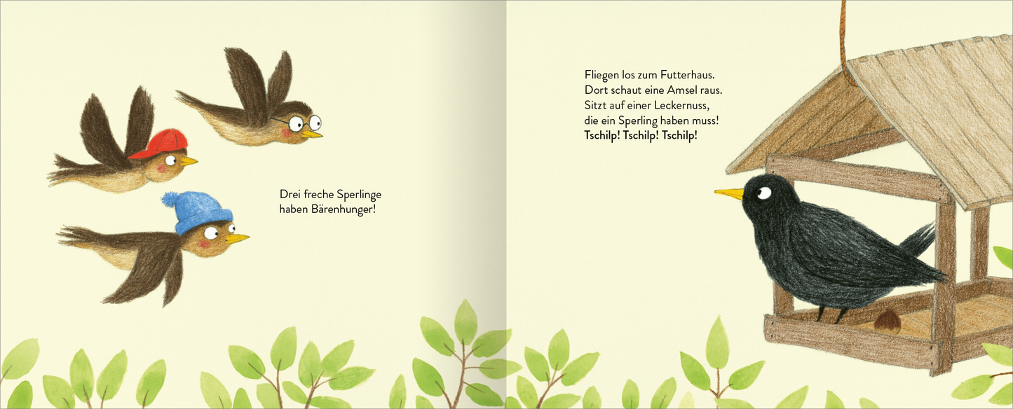 Gezeigt wird eine Innen- oder Zusatzansicht von „10 kleine Sperlinge“. Die Illustration zeigt drei fröhliche Sperlinge, einer trägt eine rote und der andere eine blaue Mütze. Sie fliegen in Richtung eines Futterhauses, das aus Holz besteht, mit offenem Dach und einer großen Öffnung. Im Vordergrund sitzt ein schwarzer Vogel, stilisiert und aufmerksam, vor dem Futterhaus. Die Farbpalette ist sanft und harmonisch, mit hellen Gelbtönen im Hintergrund und grünen Blättern, die eine...