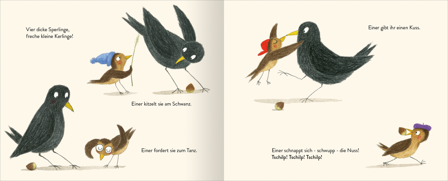 Gezeigt wird eine Innenansicht von „10 kleine Sperlinge“. Die Illustration zeigt vier braune Sperlinge und die schwarze Amsel, die in einer spielerischen Szene dargestellt sind. Drei Sperlinge tragen bunte Hüte in Blau, Rot und Lila. Der Hintergrund ist hell und neutral, wodurch die Vögel hervorstechen. Der Text beschreibt humorvolle Interaktionen zwischen den Sperlingen und der Amsel.