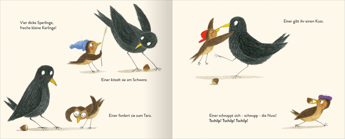 Gezeigt wird eine Innenansicht von „10 kleine Sperlinge“. Die Illustration zeigt vier braune Sperlinge und die schwarze Amsel, die in einer spielerischen Szene dargestellt sind. Drei Sperlinge tragen bunte Hüte in Blau, Rot und Lila. Der Hintergrund ist hell und neutral, wodurch die Vögel hervorstechen. Der Text beschreibt humorvolle Interaktionen zwischen den Sperlingen und der Amsel.