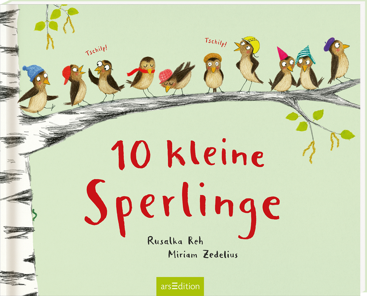 Auf einem hellgrünen Hintergrund sitzen zehn kleine Sperlinge auf einem Ast. Sie tragen bunte Hüte in verschiedenen Farben und scheinen lebhaft zu kommunizieren. Über ihnen schwirren die Worte „Tschilp!“ in fröhlichen Buchstaben. Die Titel „10 kleine Sperlinge“ sind in großen, roten Buchstaben gestaltet, was eine fröhliche Atmosphäre vermittelt. Unten rechts ist der Urhebername „Rusalka Reh“ und „Miriam Zedelius“ abgedruckt. Ganz unten mittig steht der Logoschriftzug von...