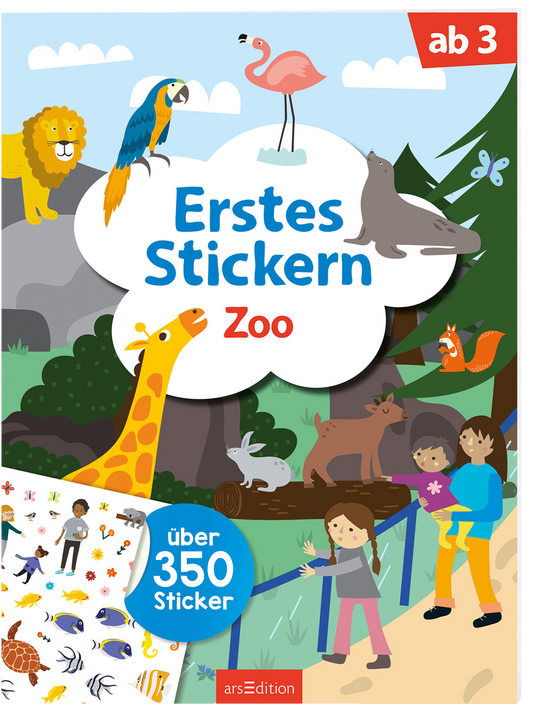 Auf dem Cover ist ein bunter Zoo mit verschiedenen Tieren wie einem Löwen, einem Giraffen, einem Papagei und einem Flamingo abgebildet. Der Titel „Erstes Stickern Zoo“ ist in großen, blauen Buchstaben auf einem weißen Wolkenhintergrund platziert. Unten links befindet sich eine farbenfrohe Illustration mit einer Vielzahl von Stickern. Im oberen Bereich steht „ab 3“ in roter Schrift. Ganz oben mittig ist der SPIEGEL-Bestseller-Button angebracht. Ganz unten mittig steht der...