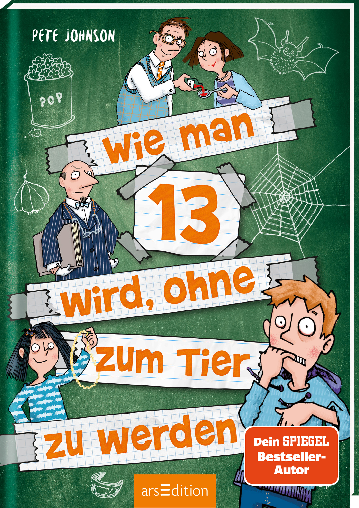 Das Cover von "Wie man 13 wird, ohne zum Tier zu werden" von Pete Johnson zeigt auf einem grünen Hintergrund einen Jungen mit ängstlicher Miene, der sich auf die Finger beißt. Um ihn herum sind Skizzen von gruseligen Dingen angeordnet. Außerdem werden verschiedene andere Figuren abgebildet. Darunter eine Frau mit einem Löffel mit einer roten Flüssigkeit, ein Mädchen mit schwarzen Haaren und zwei Männer. Der Titel ist in großen, orangen Buchstaben auf weißen, angerissenen...
