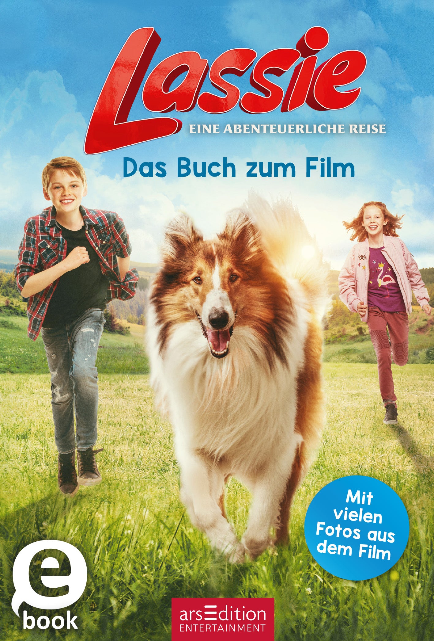 Das Buchcover zeigt einen lebhaften, bunten Hintergrund mit einem strahlend blauen Himmel und sanften Wolken. Im Vordergrund laufen ein Junge mit einem karierten Hemd und ein Mädchen in roten Hosen, begleitet von einem großen, freundlichen Collie. Der Titel „Lassie“ ist in großen roten Buchstaben platziert, gefolgt von dem Untertitel „Eine abenteuerliche Reise“ und dem Text „Das Buch zum Film“ in weißer Schrift. Unten links steht der Hinweis „Mit vielen Fotos aus dem Film“....