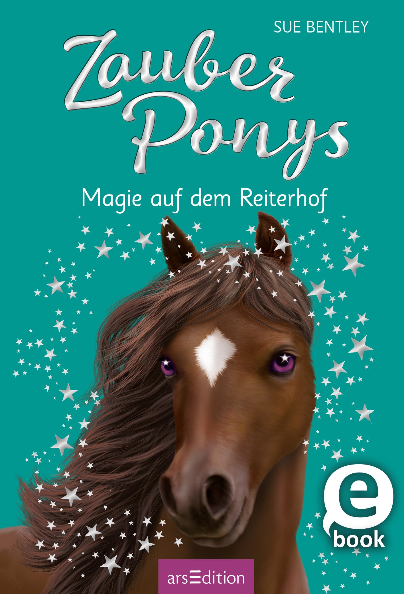 Das Buchcover zeigt einen braunen Ponykopf mit großen, ausdrucksvollen Augen und einer leuchtend weißen Sternenzeichnung auf der Stirn. Der Hintergrund ist in einem frischen Türkis gehalten und mit funkelnden Sternen geschmückt. Der Titel „Zauber Ponys“ ist in verspielter, geschwungener Schrift in Weiß und Rosa hervorgehoben. Darunter steht der Untertitel „Magie auf dem Reiterhof“ in einer schlichteren Schrift. Ein Hinweis auf das E-Book-Format ist ebenfalls abgebildet. Ganz unten...