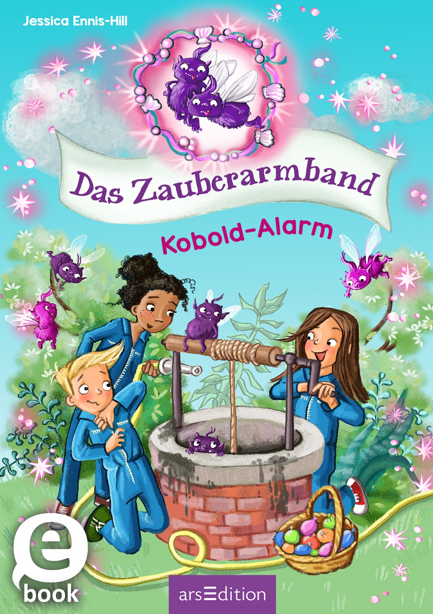 Das Buchcover von „Das Zauberarmband: Kobold-Alarm“ zeigt eine bunte und fantasievolle Szene. Drei Kinder in blauen Overalls stehen um einen Brunnen, aus dem ein Kobold mit lila Haut und Flügeln herausschaut. Über ihnen schwebt ein Schild mit dem Titel in verspielter Schrift und einem magischen Pantheon in Pastellfarben. Kleine, lila Kobolde und andere magische Elemente umgeben die Szene, die eine abenteuerliche und fröhliche Atmosphäre vermittelt. Ein „eBook“ Schriftzug ist unten...
