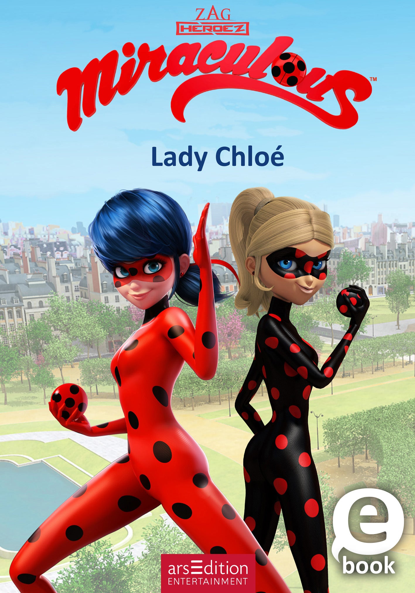 Das Cover zeigt zwei stilisierte Figuren im Superhelden-Look, beide mit schwarzen Punkten auf roten und schwarzen Anzügen. Die Frau links hat blaue Haare, während die rechts blonde Haare trägt. Über den Figuren steht der Titel „Miraculous“ in auffälliger roter Schrift, darunter folgt der Name „Lady Chloé“. Der Hintergrund zeigt eine Stadtlandschaft unter blauem Himmel. Ganz unten mittig steht der Logoschriftzug von arsEdition.