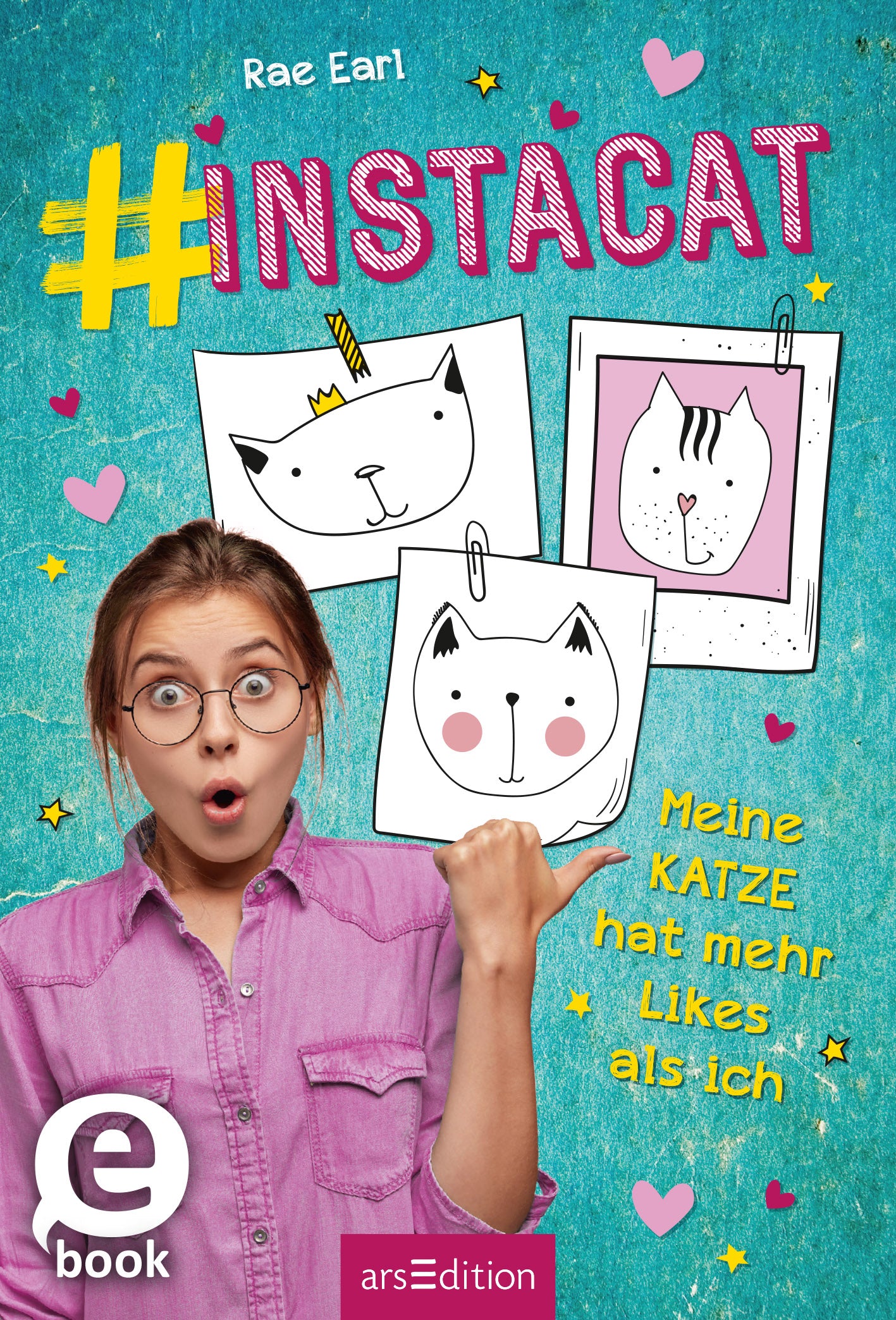 Auf dem Cover von „#INSTACAT“ von Rae Earl sieht man ein junges Mädchen mit Brille, das überrascht und gleichzeitig humorvoll aussieht. Sie trägt ein rosa Oberteil und zeigt mit einer Hand auf eine liebevoll gestaltete Zeichnung einer Katze. Im Hintergrund sind drei Bilderrahmen mit Katzenskizzen und ein gelbes, auffälliges Hashtag in großen Buchstaben, umgeben von rosa Herzen. Unten links befindet sich ein eBook-Button. Ganz unten mittig steht der Logoschriftzug von arsEdition.