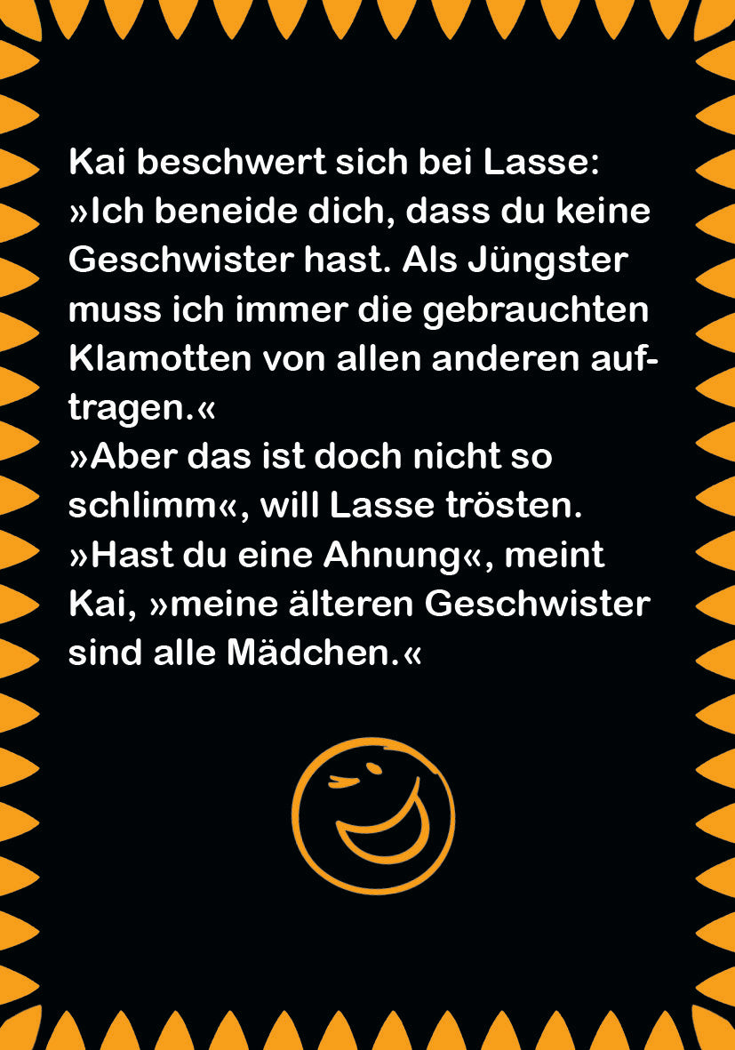 Gezeigt wird eine Innen- oder Zusatzansicht von „Erstleser-Witze zum Schlapplachen“. Der Hintergrund ist in einem kräftigen Schwarz gehalten, um die lebendige Typografie zu betonen. In weißen Schriftzügen sind humorvolle Dialoge zwischen Kai und Lasse abgedruckt, unterbrochen von einem orangefarbenen Smiley-Icon. Die Schrift ist klar und gut lesbar, mit größeren Schriftgrößen für eine einfache Erfassung der Witze. Dekorative orangefarbene Zacken umrahmen die Seiten, die Erwachsene...