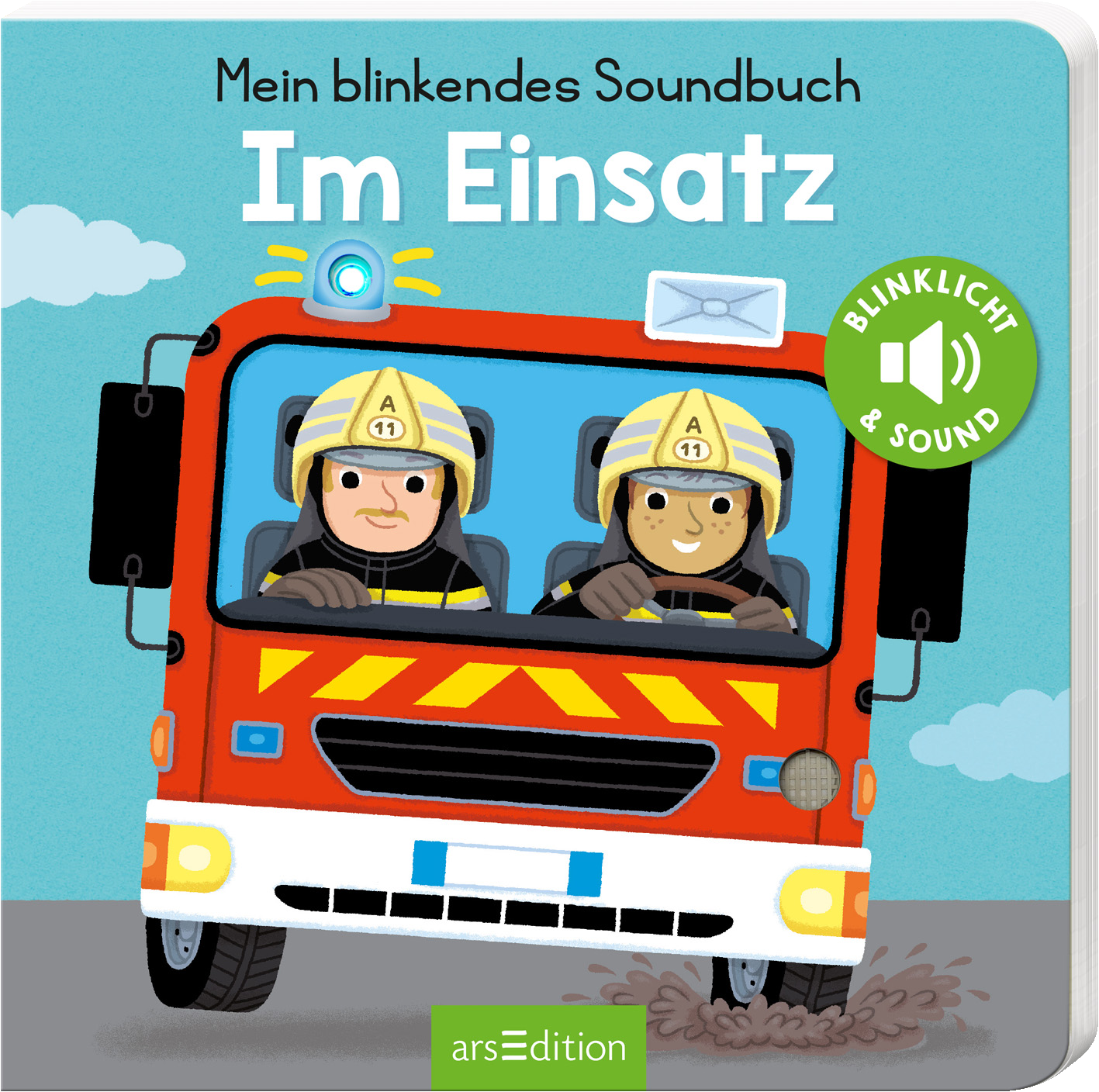 Auf dem Cover des Buches „Im Einsatz“ sieht man ein rotes Feuerwehrfahrzeug, das dynamisch zur Seite fährt. Am Steuer sitzen zwei Feuerwehrleute, einer mit gelber und der andere mit schwarzer Mütze. Der Hintergrund ist hellblau mit Wolken. Über dem Fahrzeug leuchtet ein Blaulicht. In der oberen Bildhälfte steht der Titel in weißer Schrift. Ein grüner Button mit dem Text „BLINKLICHT & SOUND“ ist in der rechten unteren Ecke platziert. Ganz unten mittig steht der Logoschriftzug...
