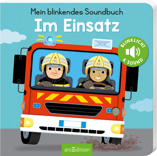 Auf dem Cover des Buches „Im Einsatz“ sieht man ein rotes Feuerwehrfahrzeug, das dynamisch zur Seite fährt. Am Steuer sitzen zwei Feuerwehrleute, einer mit gelber und der andere mit schwarzer Mütze. Der Hintergrund ist hellblau mit Wolken. Über dem Fahrzeug leuchtet ein Blaulicht. In der oberen Bildhälfte steht der Titel in weißer Schrift. Ein grüner Button mit dem Text „BLINKLICHT & SOUND“ ist in der rechten unteren Ecke platziert. Ganz unten mittig steht der Logoschriftzug...