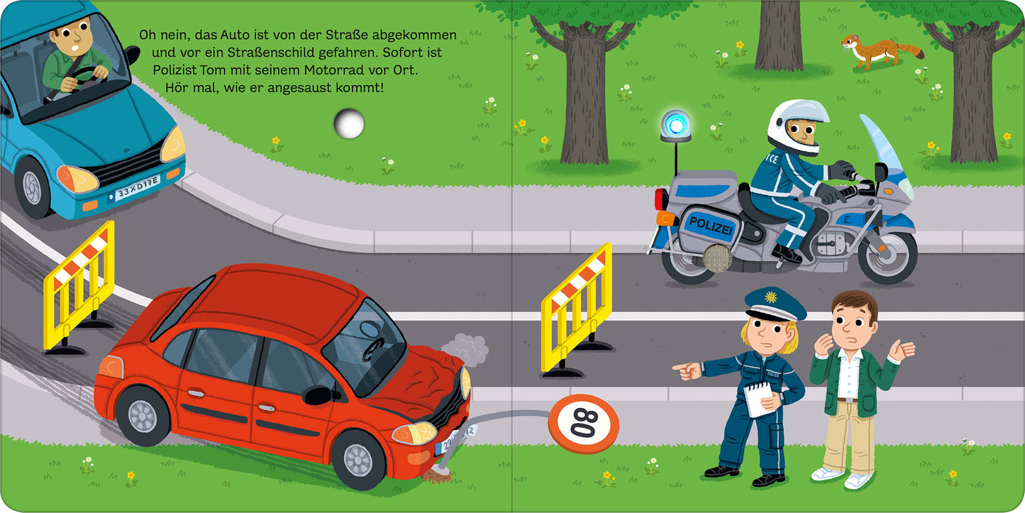 Gezeigt wird eine Innen- oder Zusatzansicht von „Mein blinkendes Soundbuch – Im Einsatz“. Die Illustration zeigt eine Szene mit einem roten Auto, das von der Straße abgekommen ist. Ein Polizist in blauer Uniform steht auf der Straße, während ein Motorradpolizist mit Helm auf einem Motorrad steht. Gelbe Absperrungen markieren den Unfallbereich. Die Umgebung ist grün mit Bäumen, und im Hintergrund ist ein weiterer blauer Wagen zu sehen. Die Schrift ist klar und kindgerecht, der Text...