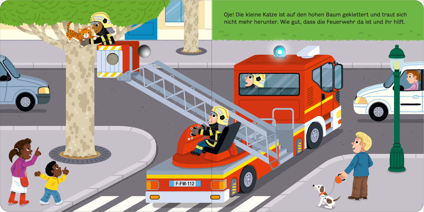 Gezeigt wird eine Innen- oder Zusatzansicht von „Mein blinkendes Soundbuch – Im Einsatz“. Die Illustration zeigt eine Feuerwehr im Einsatz, mit zwei Feuerwehrmännern, die eine Katze aus einem Baum retten. Die Farben sind leuchtend und freundlich, darunter Rot für das Feuerwehrfahrzeug und Grün für den Baum. Neben dem Baum stehen Kinder, die gespannt zuschauen, und ein Mann mit einem Hund. Die Typografie ist klar und kindgerecht gestaltet.