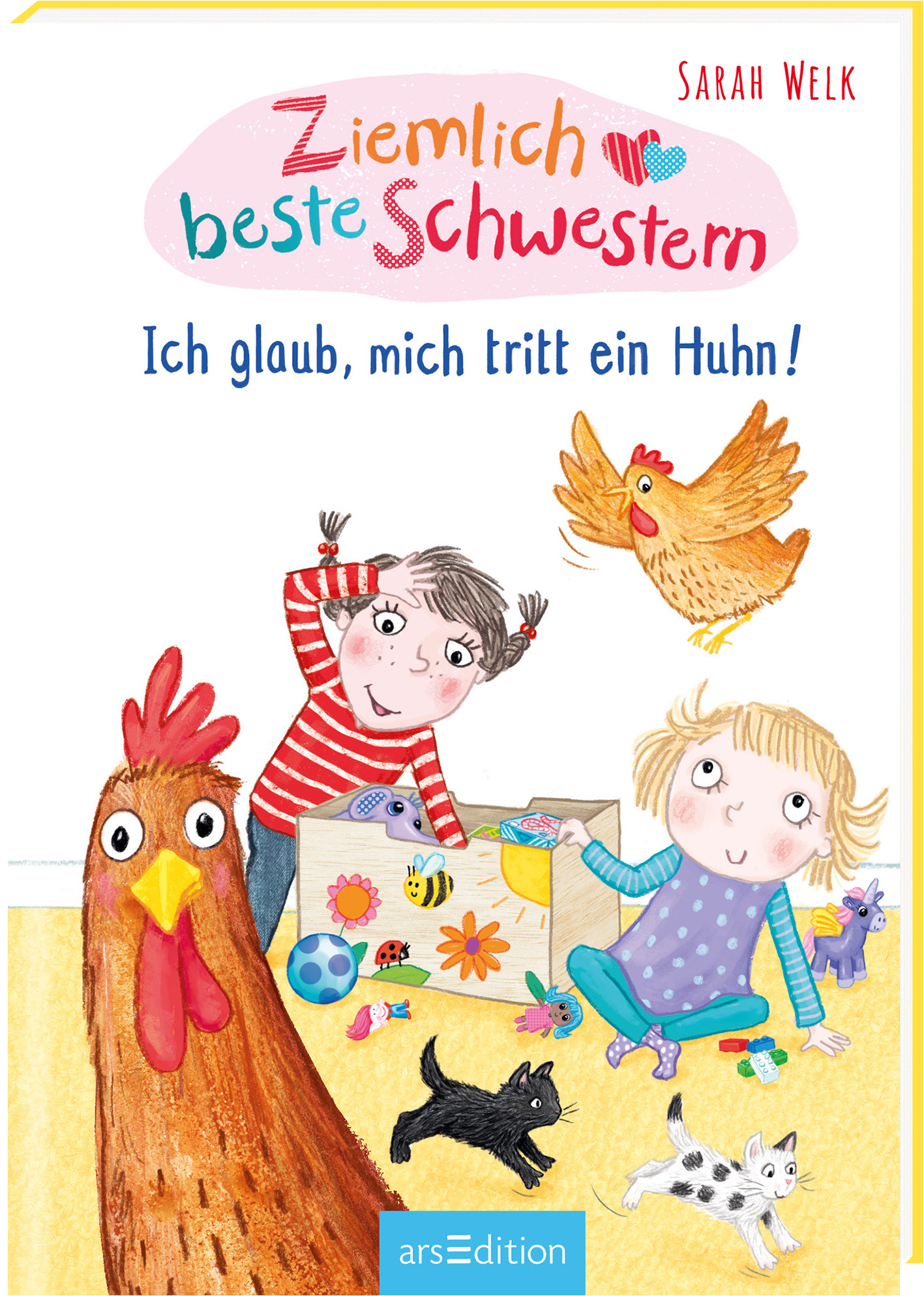 Das Buchcover zeigt im Vordergrund zwei Mädchen, eines trägt ein rot-weiß gestreiftes Shirt, das andere ein lila gepunktetes Oberteil. Ein großes Huhn steht prominent links vorne. Der Titel „Ziemlich beste Schwestern“ ist in großen, verspielten Buchstaben in Rot und Blau gehalten. Darunter steht der Untertitel „Ich glaub, mich tritt ein Huhn!“ in kleinerer Schrift. Ganz unten mittig steht der Logoschriftzug von arsEdition.