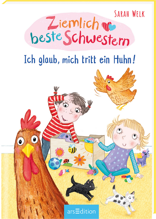Das Buchcover zeigt im Vordergrund zwei Mädchen, eines trägt ein rot-weiß gestreiftes Shirt, das andere ein lila gepunktetes Oberteil. Ein großes Huhn steht prominent links vorne. Der Titel „Ziemlich beste Schwestern“ ist in großen, verspielten Buchstaben in Rot und Blau gehalten. Darunter steht der Untertitel „Ich glaub, mich tritt ein Huhn!“ in kleinerer Schrift. Ganz unten mittig steht der Logoschriftzug von arsEdition.