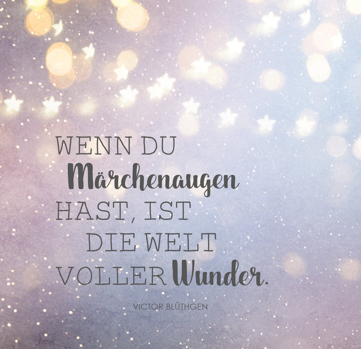 Gezeigt wird eine Innen- oder Zusatzansicht von „Das große Glück mag kleine Dinge“. Der Hintergrund ist in sanften Blau- und Lilatönen gehalten, mit funkelnden Sternen. Zentrale Elemente sind der Text „WENN DU Märchenaugen HAST, IST DIE WELT VOLLER Wunder.“ in verschiedenen Schriftgrößen und -arten. Die Typografie kombiniert verspielte und klare Schriftzüge, wodurch eine einladende und inspirierende Atmosphäre entsteht. Der Gesamteindruck vermittelt Freude und Staunen.