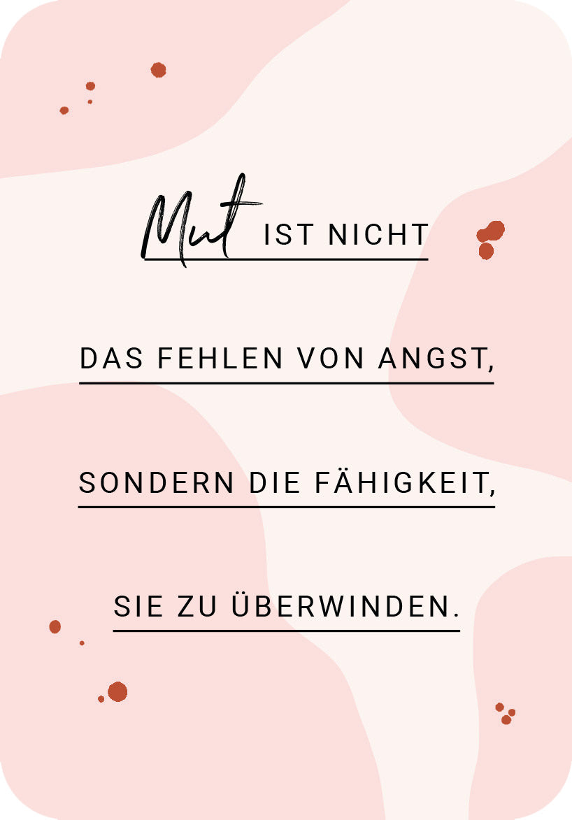 Gezeigt wird eine Innen- oder Zusatzansicht von „Be brave!“. Die Gestaltung zeigt einen sanften, rosa Hintergrund mit organischen, hellbeigen Formen. Der Haupttext in einer eleganten, handschriftlichen Schriftart trägt die Aufschrift „Mut ist nicht“ in großer, schwarzer Typografie. Darunter folgt in klarer, serifenloser Schrift der Satz „das Fehlen von Angst, sondern die Fähigkeit, sie zu überwinden.“ in gleicher Farbe, um eine harmonische Lesbarkeit zu gewährleisten....