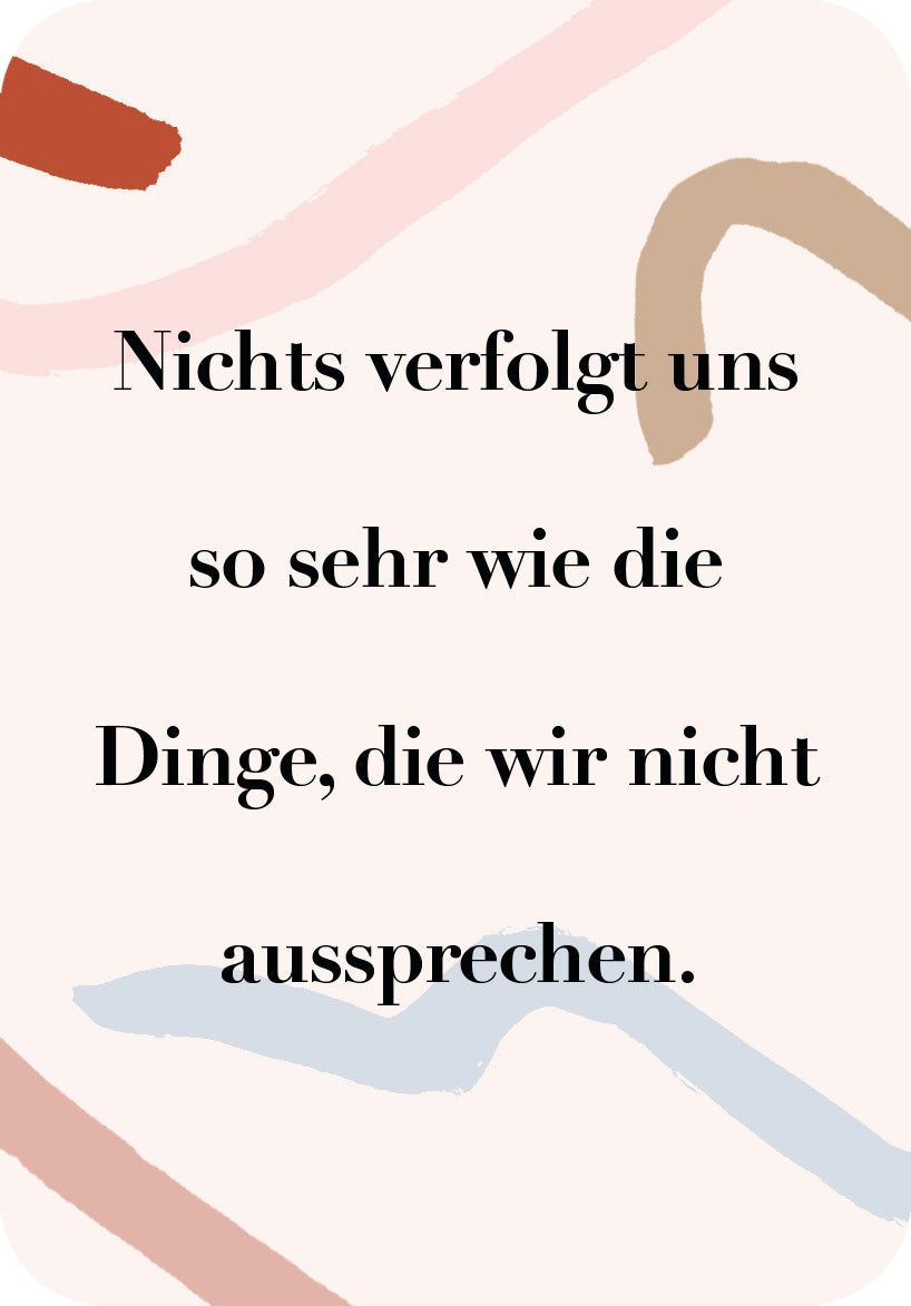 Gezeigt wird eine Innen- oder Zusatzansicht von „Be brave!“. Der Hintergrund ist in sanften Pastelltönen gehalten, kombiniert mit abstrakten, geschwungenen Linien in verschiedenen Erdtönen. Im Vordergrund steht der zentral platzierte, schwarz gefärbte Text in einer eleganten Serifenschrift: „Nichts verfolgt uns so sehr wie die Dinge, die wir nicht aussprechen.“ Die Anordnung und Typografie vermitteln eine ruhige, nachdenkliche Atmosphäre.
