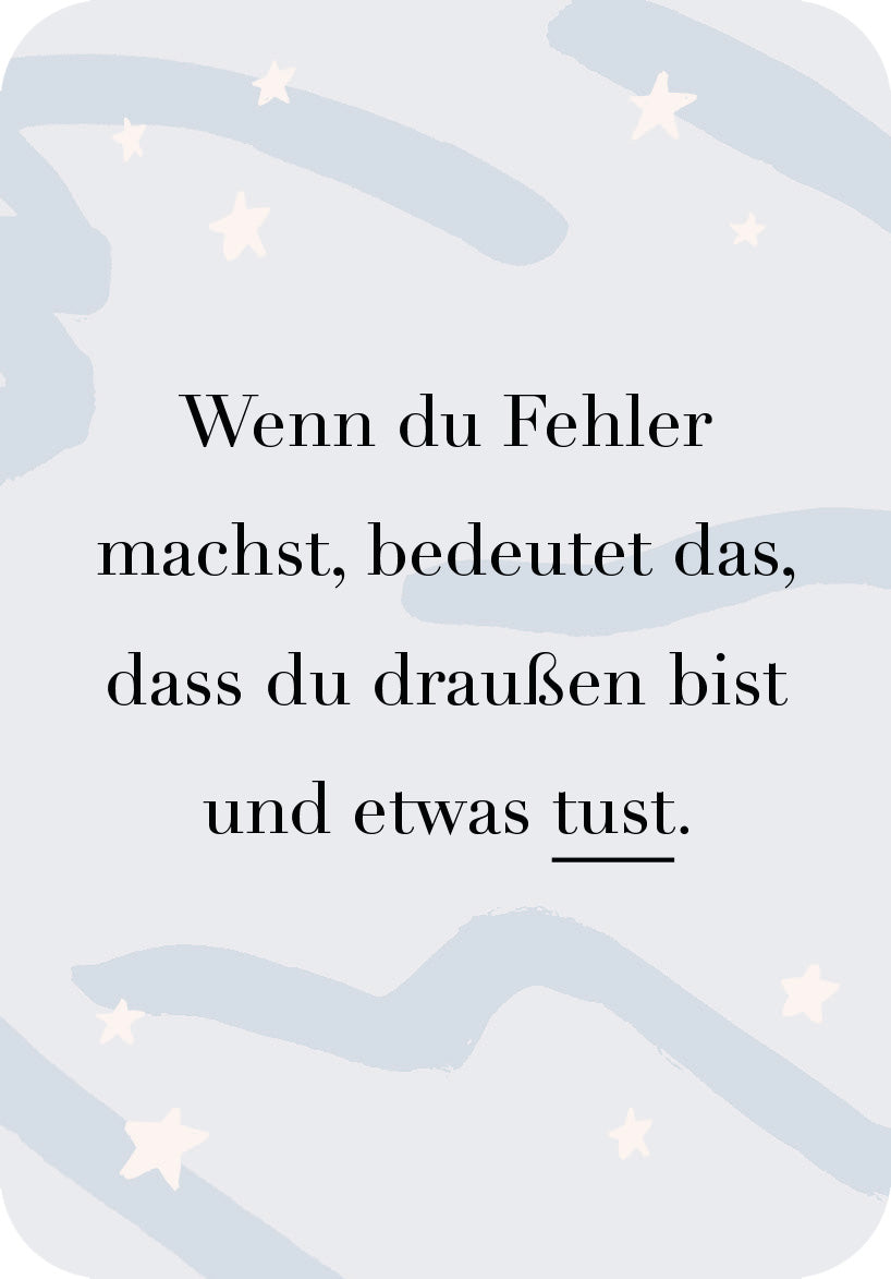 Gezeigt wird eine Innen- oder Zusatzansicht von „Be brave!“. Der Hintergrund ist in einem sanften Hellblau gehalten und mit sanften, geschwungenen Linien sowie kleinen, weißen Sternen verziert. Der Text ist in einer eleganten, großen Serifenschrift in Schwarz gehalten. Die zentrale Aussage lautet: „Wenn du Fehler machst, bedeutet das, dass du draußen bist und etwas tust.“ Die Schrift wirkt freundlich und einladend, unterstützt durch den harmonischen Farbkontrast.