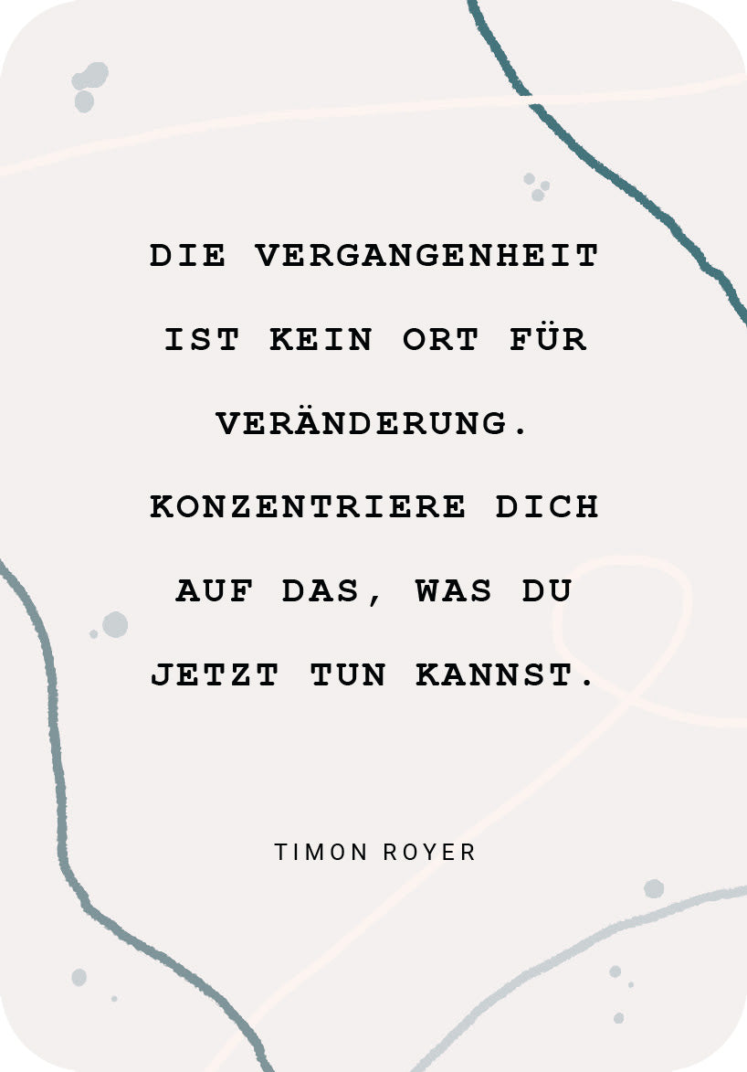 Gezeigt wird eine Innen- oder Zusatzansicht von „Be brave!“. Die Ansicht zeigt einen hellen, sanften Hintergrund mit geschwungenen Linien in Pastellfarben. Im Vordergrund steht der Text in großer, schwarzer Serifen-Schrift: „DIE VERGANGENHEIT IST KEIN ORT FÜR VERÄNDERUNG. KONZENTRIERE DICH AUF DAS, WAS DU JETZT TUN KANNST.“ Am unteren Rand ist der Name „TIMON ROYER“ in einer kleineren, klaren Schrift platziert. Die Gesamtkomposition vermittelt eine motivierende und inspirierende...