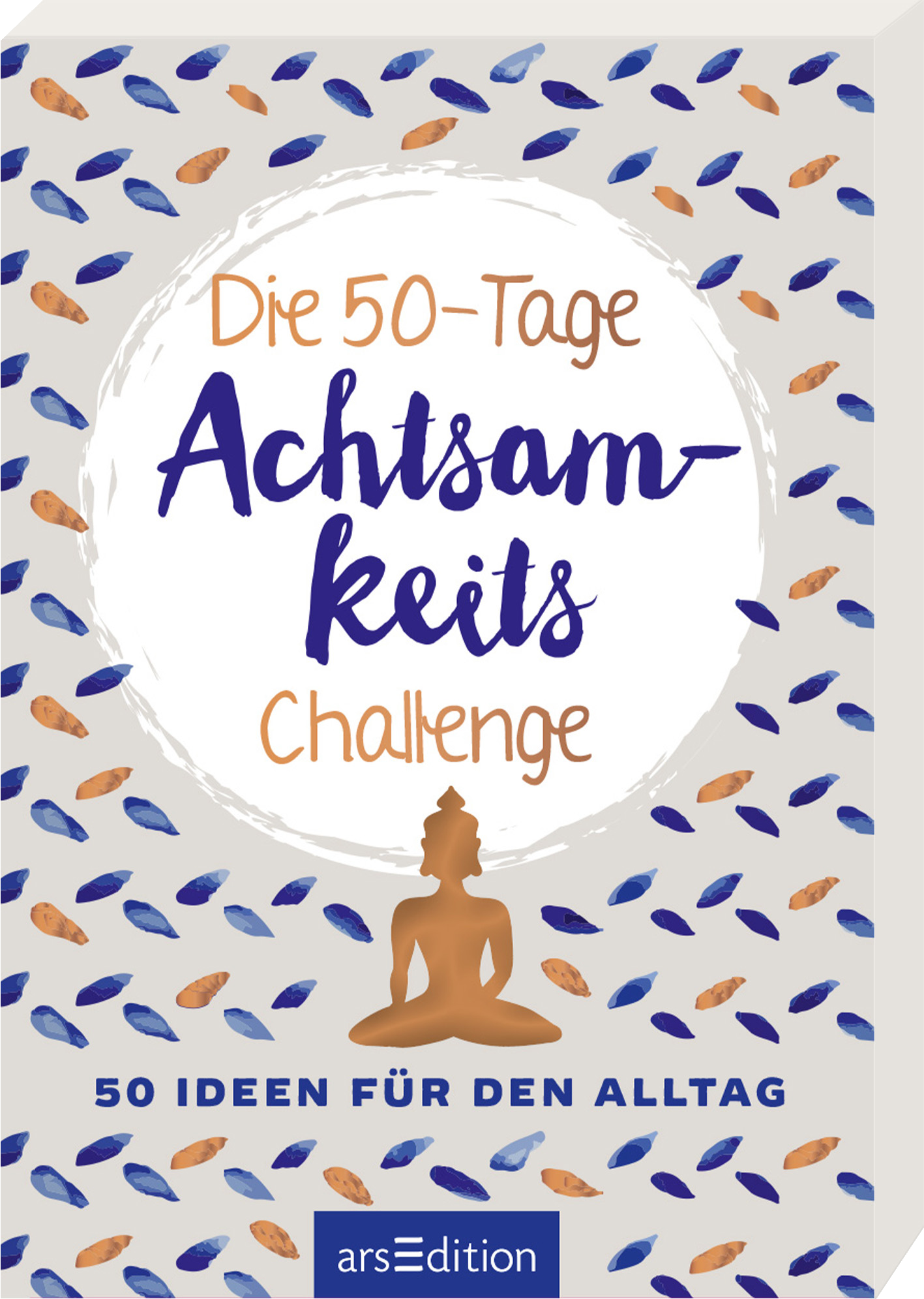 Das Buchcover zeigt einen weiß-beigen Hintergrund, auf dem blaue und orangefarbene Blütenblätter stilisiert verteilt sind. In der Mitte steht der Titel „Die 50-Tage Achtsamkeits-Challenge“ in einer Kombination aus geschwungener blauer und schlichter oranger Schrift. Unter dem Titel befindet sich eine stilisierte Buddha-Figur in Braun, die meditiert. Darunter steht in kleinerer Schrift „50 Ideen für den Alltag“. Ein SPIEGEL-Bestseller-Button ist im oberen Bereich vorhanden. Ganz...