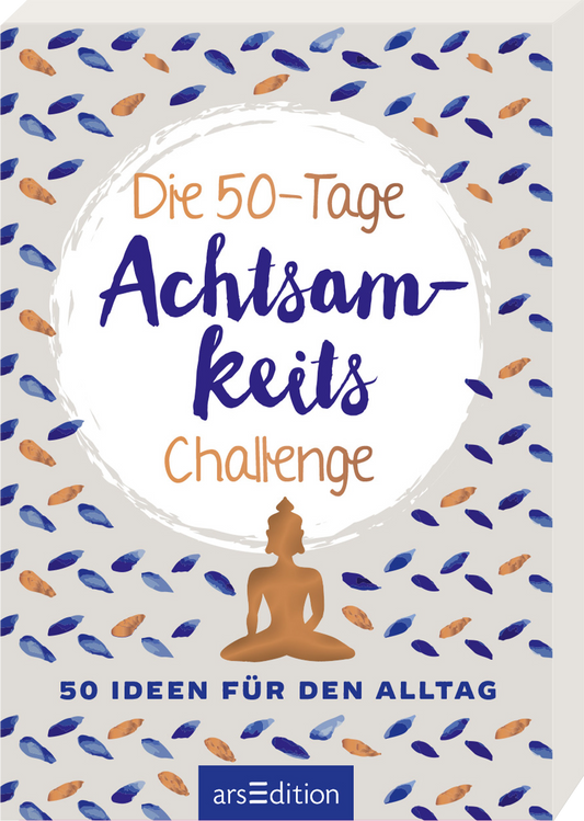 Das Buchcover zeigt einen weiß-beigen Hintergrund, auf dem blaue und orangefarbene Blütenblätter stilisiert verteilt sind. In der Mitte steht der Titel „Die 50-Tage Achtsamkeits-Challenge“ in einer Kombination aus geschwungener blauer und schlichter oranger Schrift. Unter dem Titel befindet sich eine stilisierte Buddha-Figur in Braun, die meditiert. Darunter steht in kleinerer Schrift „50 Ideen für den Alltag“. Ein SPIEGEL-Bestseller-Button ist im oberen Bereich vorhanden. Ganz...