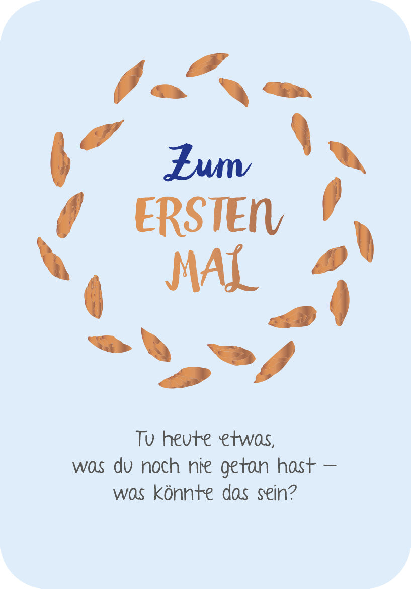 Gezeigt wird eine Innen- oder Zusatzansicht von „Die 50-Tage-Achtsamkeits-Challenge“. Die Ansicht zeigt einen blauen Hintergrund mit einem kreisförmigen Muster aus orangefarbenen, schwungvollen Formen. Im Zentrum steht der Text „Zum ERSTEN MAL“ in großen, gelb- und blau akzentuierten Buchstaben. Unterhalb befindet sich die Aufforderung: „Tu heute etwas, was du noch nie getan hast – was könnte das sein?“, in schlichter, durchgehender Schrift gehalten.