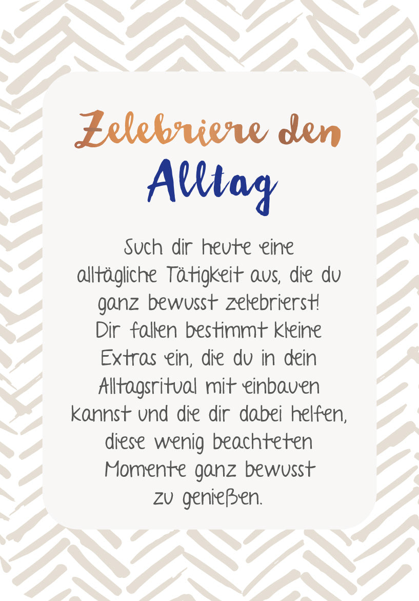 Gezeigt wird eine Innen- oder Zusatzansicht von „Die 50-Tage-Achtsamkeits-Challenge“. Im Mittelpunkt steht der Text „Zelebriere den Alltag“ in geschwungener, orangefarbener Schrift, gefolgt von „Alltag“ in kräftigem Blau. Der Hintergrund ist in sanften, beigen Tönen mit einem geometrischen Muster gestaltet. Darunter befindet sich ein motivierender Text in klarer, schwarzer Schrift, der zur bewussten Achtsamkeit im Alltag anregt.