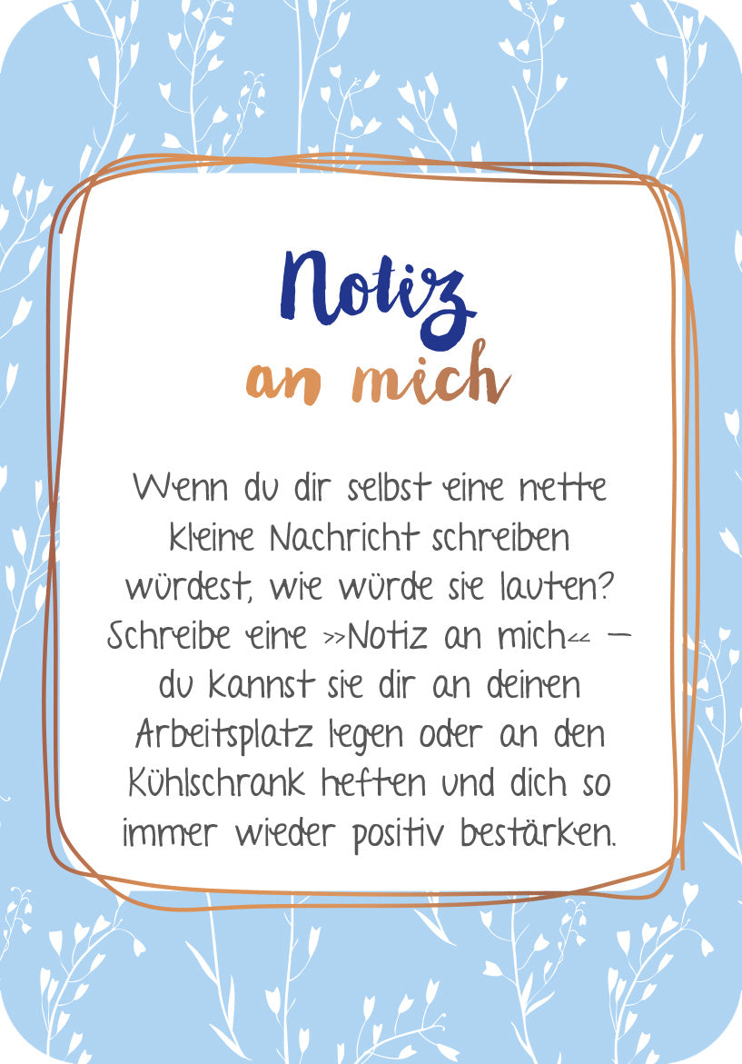 Gezeigt wird eine Innen- oder Zusatzansicht von „Die 50-Tage-Achtsamkeits-Challenge“. Der Hintergrund ist in einem sanften Himmelblau gehalten, verziert mit weißen Pflanzenmustern. In der Mitte befindet sich ein gerahmter Textfeld mit einer abgerundeten Kante in sanften Erdtönen. Die Überschrift „Notiz an mich“ ist in einer verspielten Schreibschrift in tiefblau und orange gehalten. Darunter sieht man einen einladenden Text, der zur persönlichen Reflexion ermutigt, in klarer,...