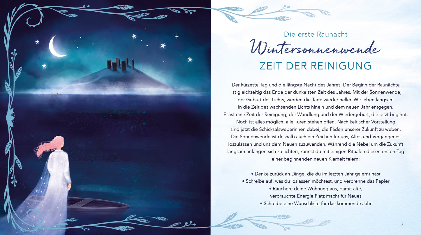 Gezeigt wird eine Innen- oder Zusatzansicht von „Die Magie der Raunächte“. Auf der linken Seite ist eine sanfte, überwiegend blaue und violette Farbpalette zu sehen, die eine nächtliche Landschaft mit einem Mond und Sternen zeigt. Eine Figur in einem weißen Gewand steht im Vordergrund. Die rechte Seite enthält den Titel „Wintersonnenwende“ in eleganter, geschwungener Typografie, während der Text in klarer, gut lesbarer Schrift verfasst ist. Verschnörkelte Rahmen umgeben die...