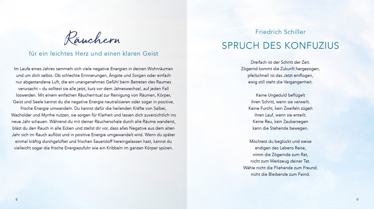 Gezeigt wird eine Innen- oder Zusatzansicht von „Die Magie der Raunächte“. Die Seite ist in sanften Blautönen gehalten mit einer luftigen, fast himmelartigen Hintergrundgestaltung. Links steht in eleganter, geschwungener Schrift das Wort „Räuchern“ und der dazugehörige Text in gut lesbarem, serifenlosen Schriftstil. Rechts wird der „Spruch des Konfuzius“ in klarer, dickerer Schrift präsentiert. Die klare Gliederung und harmonischen Farben fördern die Lesbarkeit und eine...