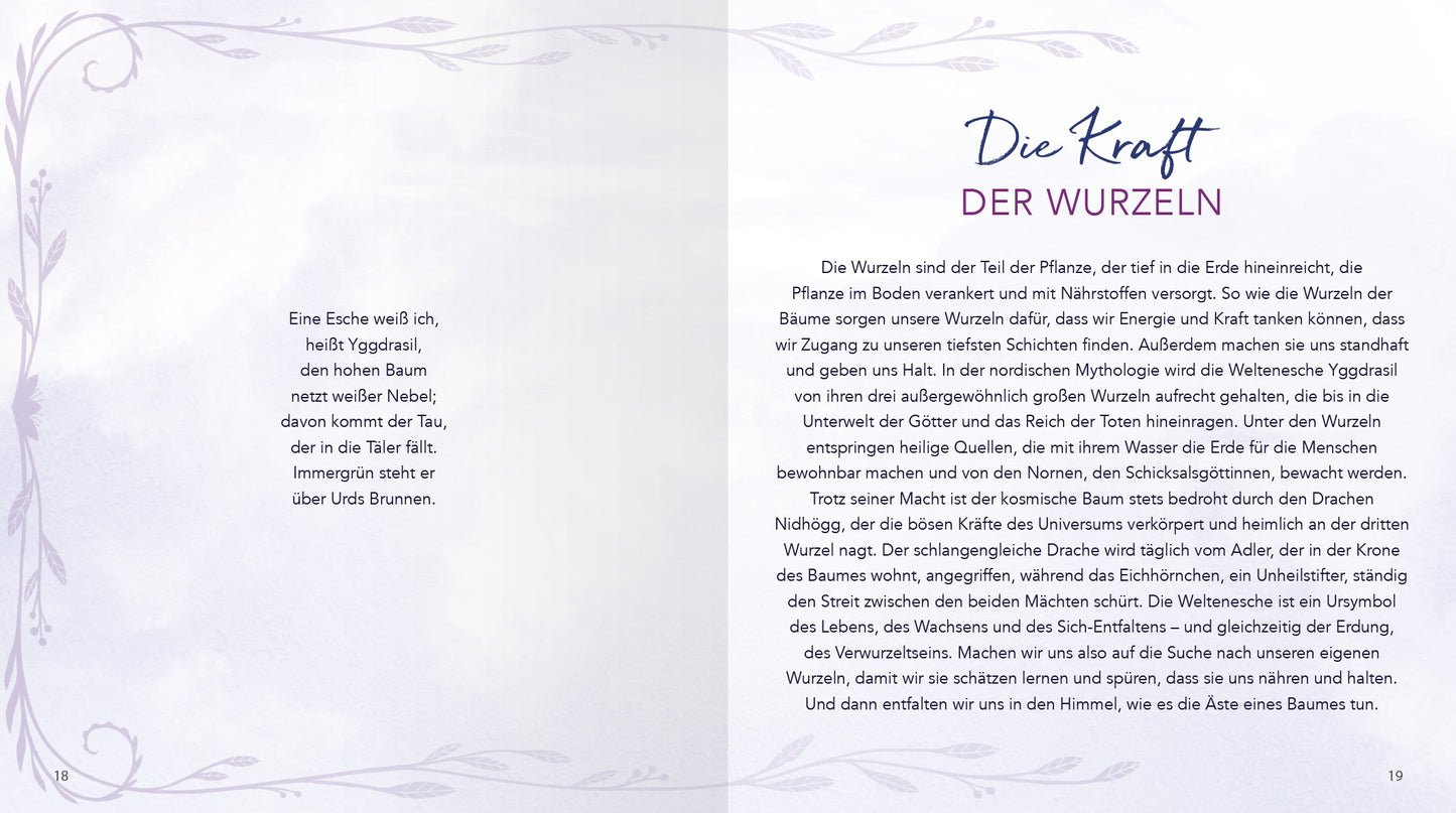 Gezeigt wird eine Innen- oder Zusatzansicht von „Die Magie der Raunächte“. Auf der linken Seite befindet sich ein fließender, heller Hintergrund mit einem sanften Nebel. Der Text ist in einer gut leserlichen serifenlosen Schrift gesetzt. Auf der rechten Seite hebt sich die Überschrift „Die Kraft DER WURZELN“ in eleganter Kursivschrift, ergänzt durch eine klare, serifenbetonte Typografie. Ornamente umrahmen den Text und tragen zu einer mystischen Atmosphäre bei.