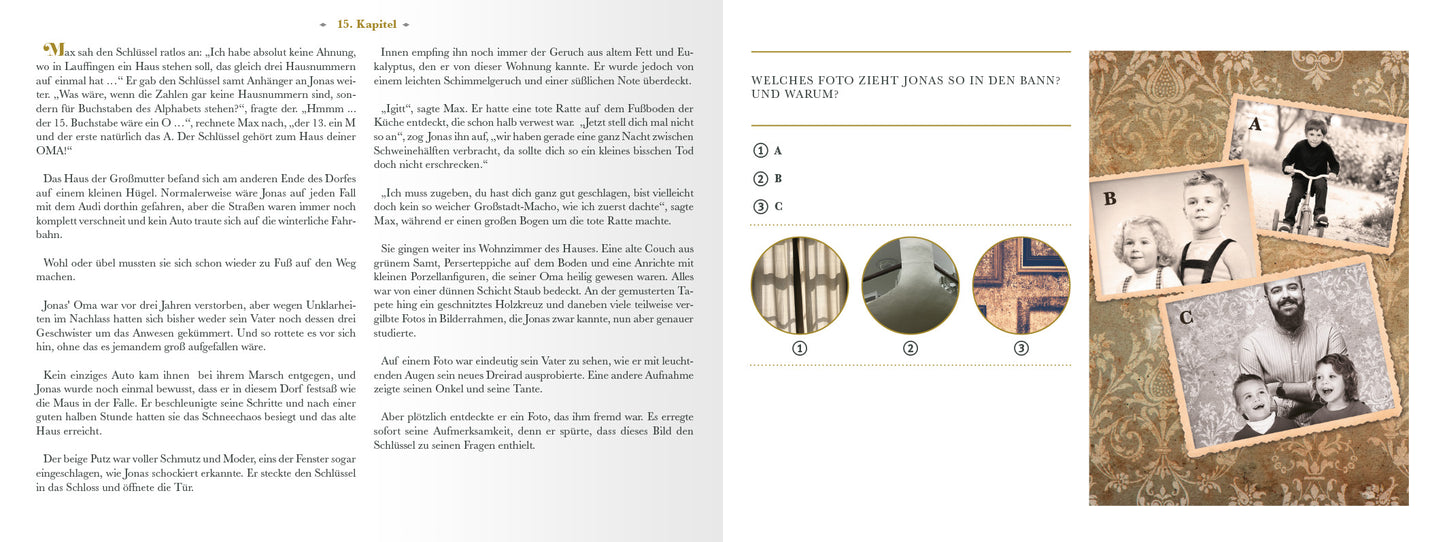 Gezeigt wird eine Innen- oder Zusatzansicht von „Escape Room. Gefangen im Schnee“. Links ist ein Textabschnitt in schmalen Spalten mit einer klaren, gut lesbaren Serifen-Schriftart in Schwarz auf hellgrauem Hintergrund. Rechts wird eine Rätselfrage gestellt, die sich auf drei schwarz-weiße Fotos bezieht, die auf einer gemusterten, goldenen Fläche angeordnet sind. Die Bilder sind nummeriert und thematisieren familiäre Szenen. Die Gesamtfarbgestaltung ist warm und einladend, mit einem...