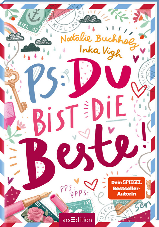 Das Buchcover zeigt eine verspielte, bunte Gestaltung mit verschiedenen Zeichnungen, darunter Schlüssel, Herzen und Wolken. Der Titel „PS: Du bist die Beste!“ ist in auffälliger roter und blauer Schrift gestaltet. Oben sind die Autorennamen Natalie Buchholz und Inka Vigh in Gelb platziert. Unten rechts ist ein „Dein SPIEGEL Bestseller-Autorin“-Button zu sehen. Ganz unten mittig steht der Logoschriftzug von arsEdition.