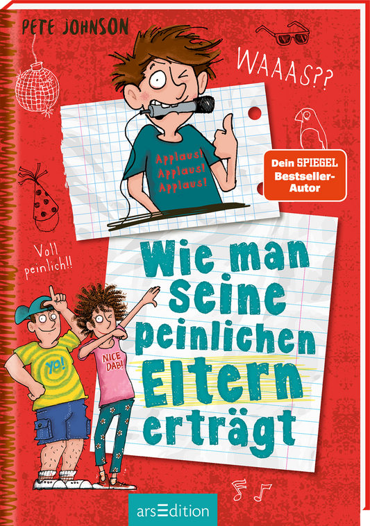 Das Buchcover zeigt einen farbenfrohen, cartoonhaften Stil. In der oberen Hälfte befindet sich ein Junge mit strubbeligem Haar, der ein Mikrofon zwischen die Zähne geklemmt hat. Unter ihm ist ein Notizblatt mit der Aufschrift „Wie man seine peinlichen Eltern erträgt“. Daneben stehen zwei Figuren: ein Junge in einem blauen Shirt mit „YO!“ und ein Mädchen in einem rosa Shirt mit „NICE DAB!“. Im Hintergrund sind musikalische und spielerische Elemente abgebildet. Ein „SPIEGEL...