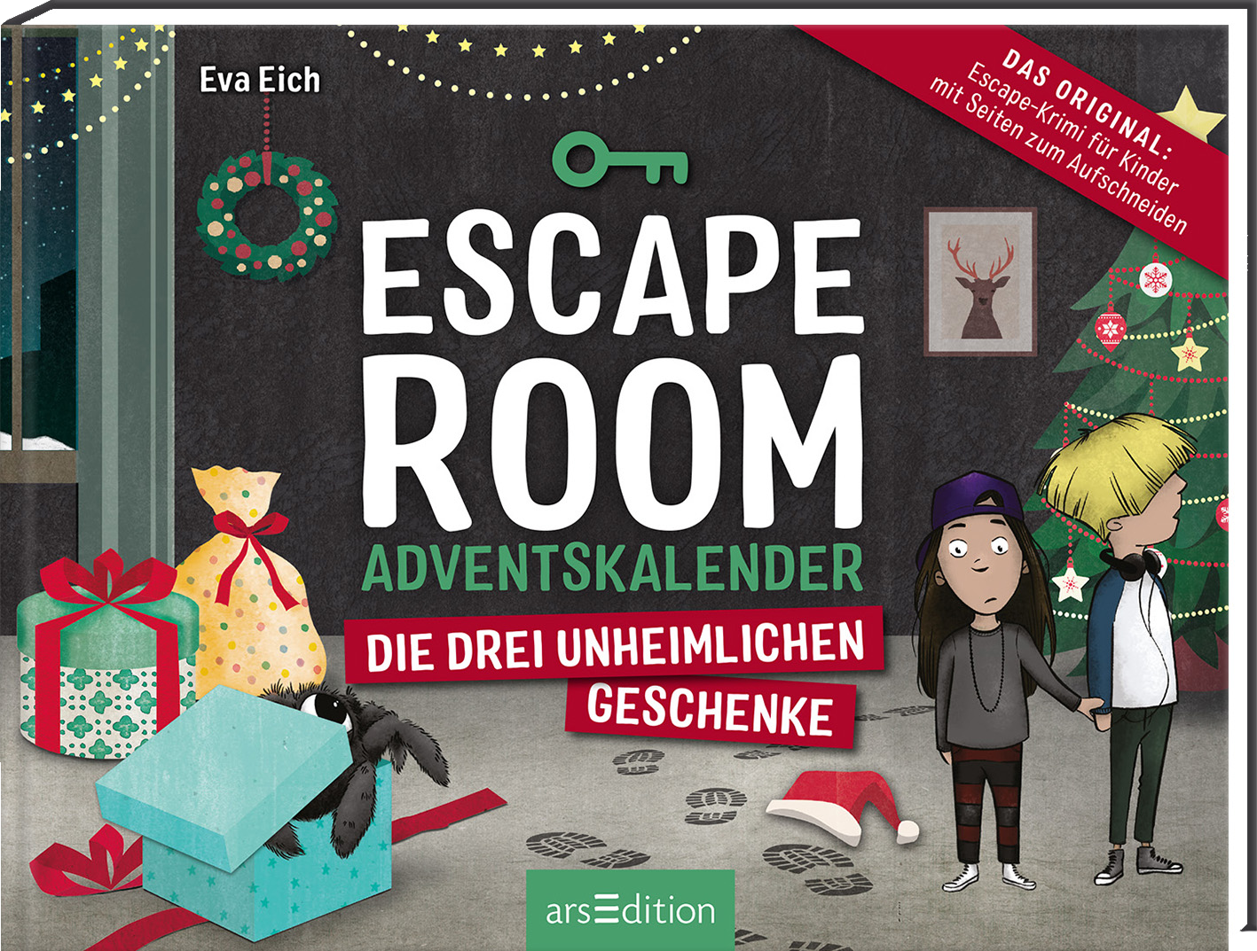 Das Buchcover zeigt eine weihnachtliche Szenerie mit einem festlich geschmückten Raum. In der Mitte stehen zwei Kinder, die neugierig auf die Geschenke blicken. Links ist ein mit einer Schleife dekorierter Geschenkkarton sichtbar, während rechts ein Weihnachtsbaum steht. Über dem Titel „ESCAPE ROOM ADVENTSKALENDER“ in auffälliger Schrift steht der Untertitel „DIE DREI UNHEIMLICHEN GESCHENKE“ in weiß und rot. Oben rechts ist ein rotes Banner mit dem Hinweis „DAS ORIGINAL:...