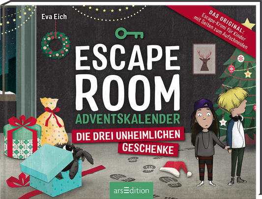 Das Buchcover zeigt eine weihnachtliche Szenerie mit einem festlich geschmückten Raum. In der Mitte stehen zwei Kinder, die neugierig auf die Geschenke blicken. Links ist ein mit einer Schleife dekorierter Geschenkkarton sichtbar, während rechts ein Weihnachtsbaum steht. Über dem Titel „ESCAPE ROOM ADVENTSKALENDER“ in auffälliger Schrift steht der Untertitel „DIE DREI UNHEIMLICHEN GESCHENKE“ in weiß und rot. Oben rechts ist ein rotes Banner mit dem Hinweis „DAS ORIGINAL:...