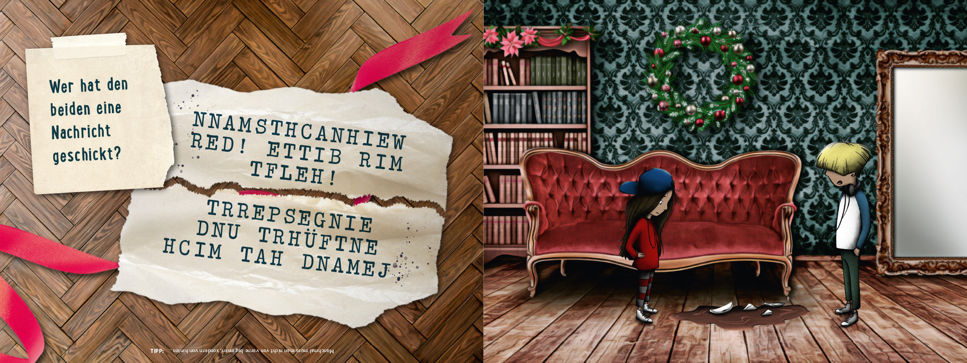 Gezeigt wird eine Innen- oder Zusatzansicht von „Escape Room Adventskalender. Die drei unheimlichen Geschenke“. Links prägt eine braune Holzfußbodenoptik den Hintergrund, darauf liegt ein zerrissener Zettel mit unleserlichen Buchstaben, einer Rätselfrage und rotem Band. Rechts ist ein altes, rotes Sofa und eine grüne Wand mit ornamentalen Mustern abgebildet. Neben dem Sofa stehen zwei Kinderfiguren in aufgeweckter Pose, eine mit blonden, die andere mit dunklen Haaren.