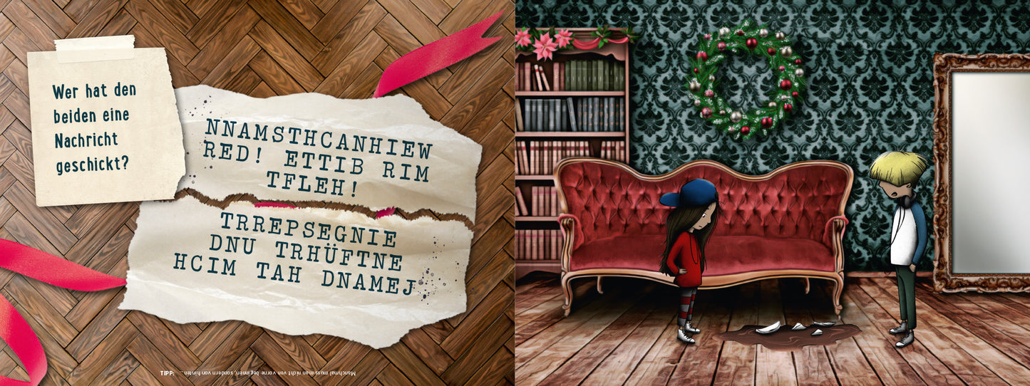 Gezeigt wird eine Innen- oder Zusatzansicht von „Escape Room Adventskalender. Die drei unheimlichen Geschenke“. Links prägt eine braune Holzfußbodenoptik den Hintergrund, darauf liegt ein zerrissener Zettel mit unleserlichen Buchstaben, einer Rätselfrage und rotem Band. Rechts ist ein altes, rotes Sofa und eine grüne Wand mit ornamentalen Mustern abgebildet. Neben dem Sofa stehen zwei Kinderfiguren in aufgeweckter Pose, eine mit blonden, die andere mit dunklen Haaren.