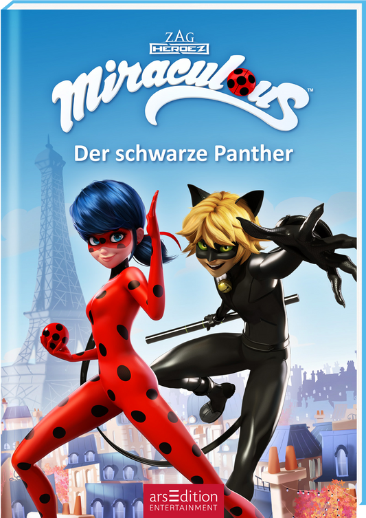 Das Buchcover zeigt zwei Figuren. Die Protagonistin trägt ein rotes Outfit mit schwarzen Punkten und hat eine auffällige blaue Frisur. Der männliche Charakter in schwarzer Kleidung hat auffällige blonde Haare. Der Hintergrund ist himmelblau und zeigt die Umrisse des Eiffelturms. Der Titel „Der schwarze Panther“ ist in weißen, gut lesbaren Buchstaben platziert. Ganz unten mittig steht der Logoschriftzug von arsEdition.