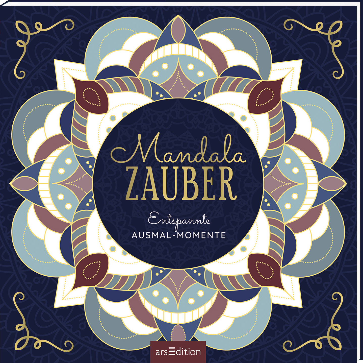 Das 3D-Buchcover zeigt ein stilisiertes Mandala in hellen und dunklen Blautönen, kombiniert mit dunklen Rottönen und Goldakzenten. In der Mitte der Komposition steht der Titel „Mandala ZAUBER“ in eleganter, goldener Schrift, darüber steht der Untertitel „Entspannte Ausmal-Momente“. Die grafischen Elemente sind harmonisch angeordnet und schaffen eine beruhigende Atmosphäre. Ganz unten mittig steht der Logoschriftzug von arsEdition.