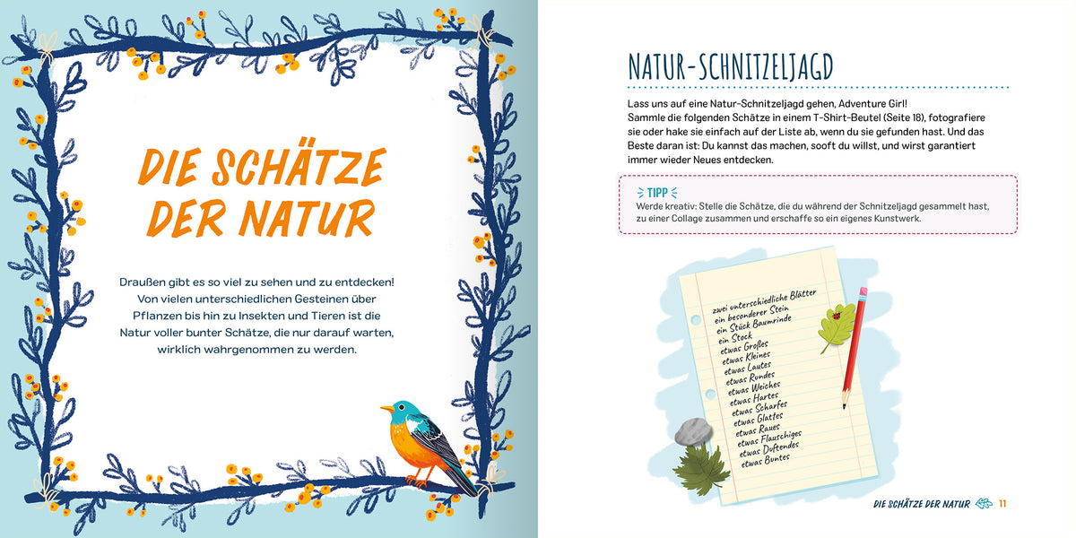 Gezeigt wird eine Innen- oder Zusatzansicht von „Adventure Girls“. Die linke Seite präsentiert den Titel „Die Schätze der Natur“ in großer, orangefarbener Schrift, umgeben von einem floralen Rahmen in sanften Blau- und Gelbtönen. Ein stilisierter Vogel ziert die untere Ecke. Auf der rechten Seite befindet sich die Überschrift „NATUR-SCHNITZELJAGD“ in blauer Schrift. Darunter steht eine Liste mit Tipps auf einem hellblauen Hintergrund, begleitet von einer handschriftlichen Notiz...