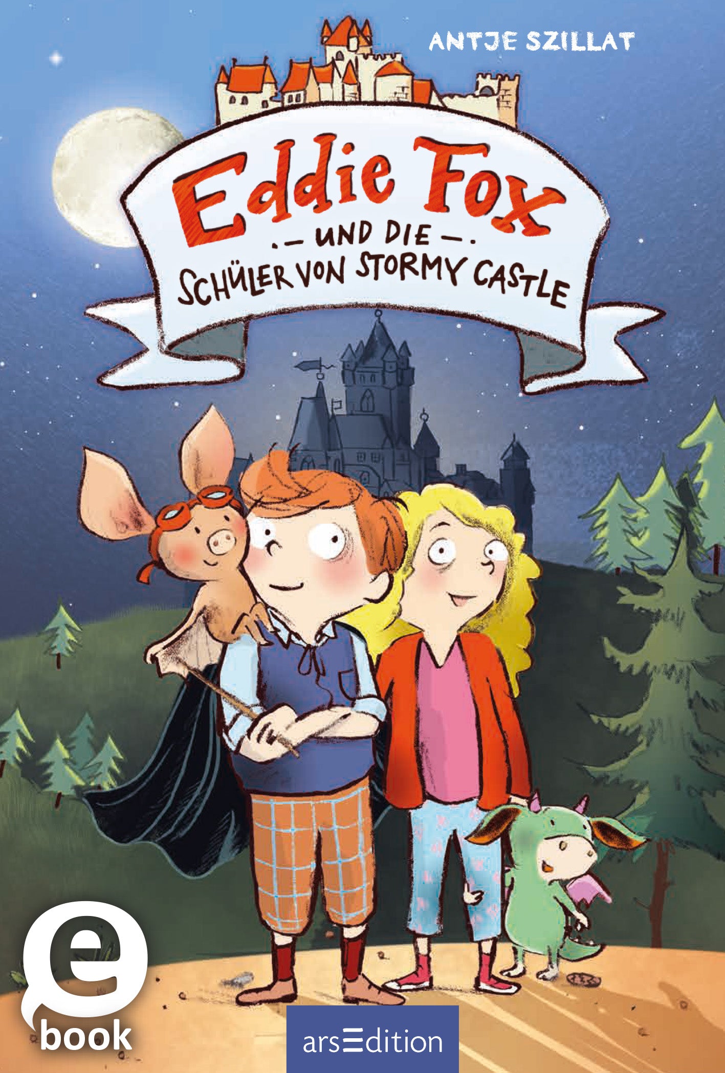 Auf dem Buchcover „Eddie Fox und die Schüler von Stormy Castle“ von Antje Szillat stehen im Vordergrund ein Junge mit rötlichen Haaren und ein Mädchen mit blonden Locken, umgeben von einem kleinen Schweinchen und einem Hund. Der Hintergrund zeigt eine mysteriöse Burg unter einem großen, leuchtenden Mond. Der Titel ist in großen roten Buchstaben hervorgehoben, während der Untertitel in einer verspielten Schriftart darunter steht. Ein „SPIEGEL-Bestseller“-Button ist oben links...
