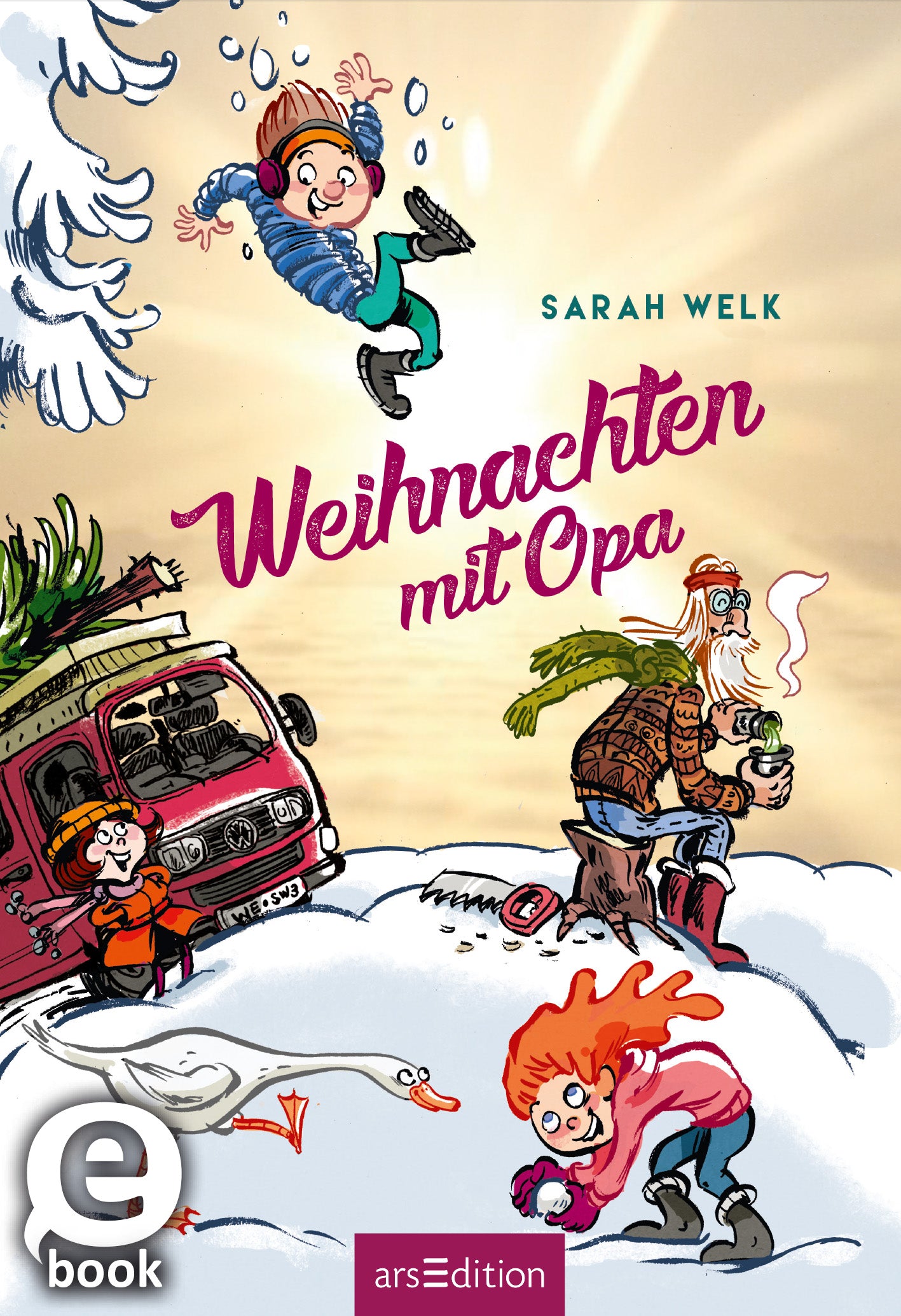 Auf dem Buchcover „Weihnachten mit Opa“ von Sarah Welk sind zwei Kinder in winterlicher Landschaft zu sehen, die fröhlich spielen. Der Opa hat lange Haare und einen grünen Schal. Er sitzt am Rand auf einem Baumstamm und trinkt ein heißes Getränk. Links hinten steht ein roter Bus mit einem Tannenbaum auf dem Dach. Der Titel ist verspielt in Pink gestaltet. Darüber steht der Name der Autorin Sarah Welk. Ganz unten mittig steht der Logoschriftzug von arsEdition.