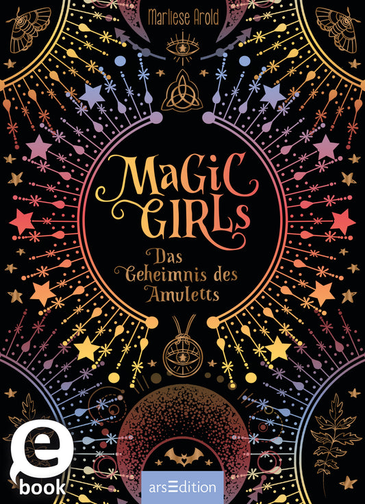 Das Buchcover zeigt einen tiefschwarzen Hintergrund, der mit bunten, leuchtenden Sternen und mystischen Symbolen verziert ist. In der Mitte befinden sich die Schriftzüge „Magic Girls“ in einer schwungvollen, goldenen Schrift und darunter „Das Geheimnis des Amuletts“ in klarer, weißer Schrift. Die Farben reichen von sanften Pastelltönen bis zu kräftigem Pink und Blau, was eine magische Atmosphäre schafft. Ganz unten mittig steht der Logoschriftzug von arsEdition.