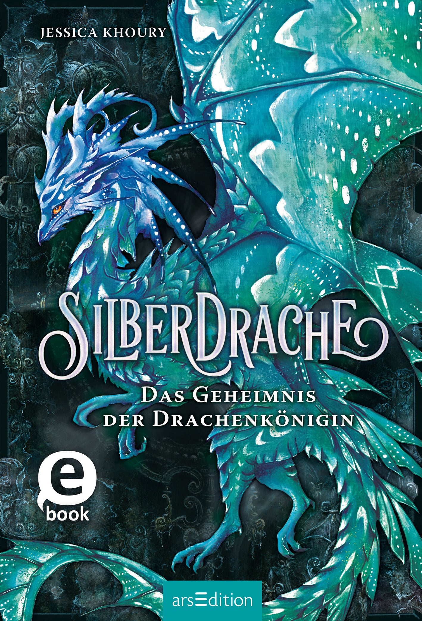Das Buchcover zeigt einen majestätischen, silber-blauen Drachen mit weit ausgebreiteten, detaillierten Flügeln, der vor einem dunklen, ornamentalen Hintergrund thront. Der Titel „SILBERDRACHE“ ist in verschnörkelter, weißer Schrift prominent platziert, während der Untertitel „Das Geheimnis der Drachenkönigin“ in kleinerer, eleganter Schrift darunter steht. Ein „eBook“-Label ist in der unteren linken Ecke zu sehen. Ganz unten mittig steht der Logoschriftzug von arsEdition.