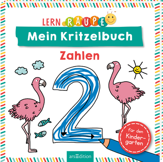 Das Buchcover zeigt eine fröhliche, bunte Gestaltung mit einem großen, blau eingekreisten Zahlenbuchstaben „2“ in der Mitte. Umgeben von pinken Flamingos, blauen Wolken und einem strahlenden Sonnengesicht vermittelt es eine spielerische Atmosphäre. Der Titel „Mein Kritzelbuch“ steht hervorgehoben in auffälliger, farbiger Schrift, während der Hinweis „für den Kindergarten“ in einem roten, runden Badge zu sehen ist. Ganz unten mittig steht der Logoschriftzug von arsEdition.