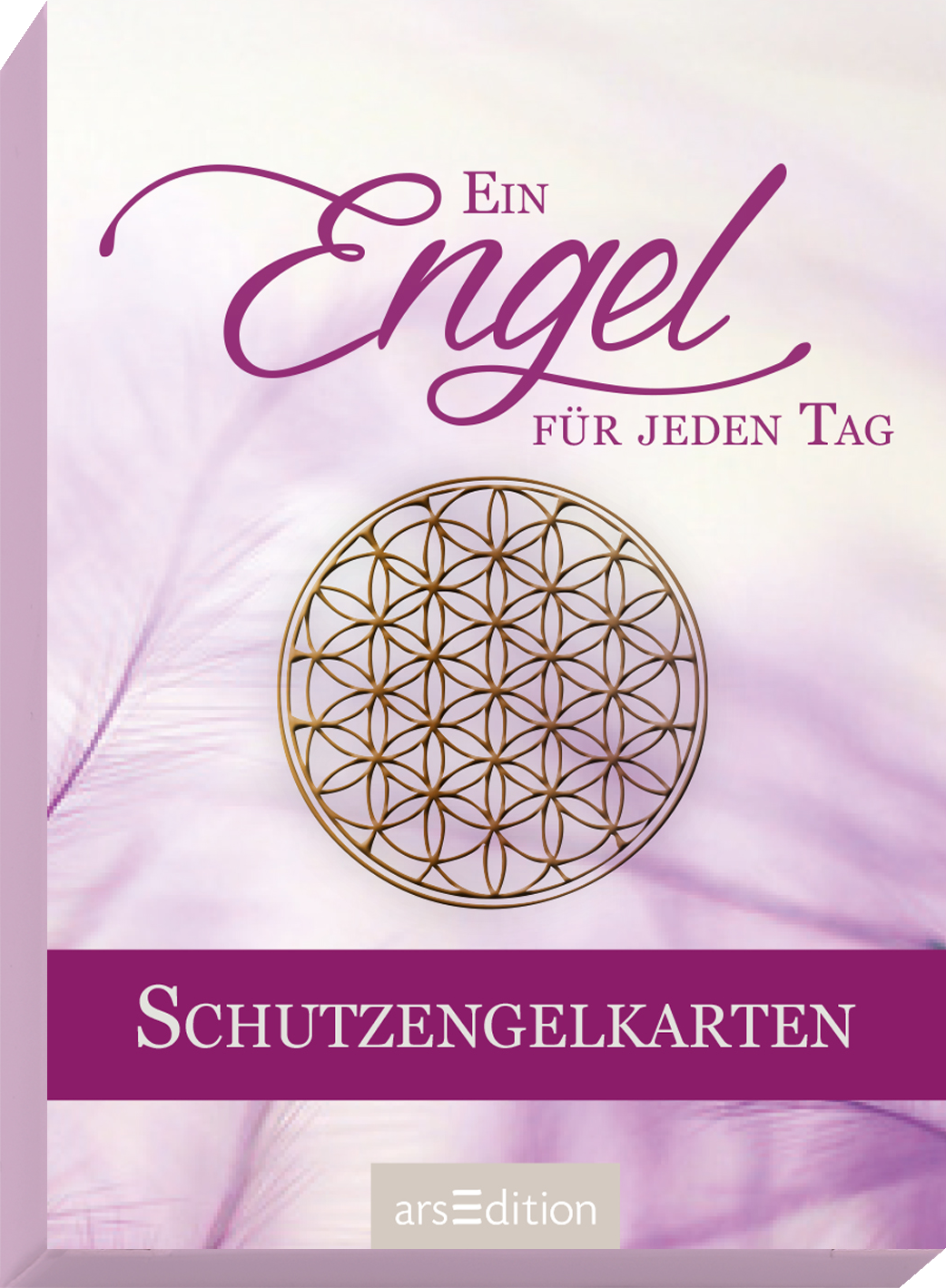 Das Buchcover zeigt einen sanften, lila Farbverlauf, der eine beruhigende Atmosphäre ausstrahlt. Der Titel „Ein Engel für jeden Tag“ ist in verschnörkelter, goldener Schrift oben platziert. Darunter befindet sich ein stilisiertes Symbol der Lebensblume in Gold. Am unteren Rand des Covers steht in lila Schrift das Wort „Schutzengelkarten“ auf einem weißen Hintergrund. Ganz unten mittig steht der Logoschriftzug von arsEdition.