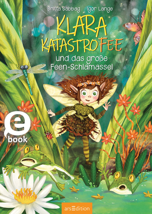 Das Buchcover zeigt eine fröhliche, grüne Farbenkomposition mit einer fantasievollen Feenlandschaft. In der Mitte steht die Figur „Klara Katastrophée“ mit strahlenden Augen, schillernden Flügeln und einem grünen Kleid, umgeben von Pflanzen, Libellen und Fröschen. Der Titel „KLARA KATASTROFEE“ ist in lebhaften, gelben Buchstaben gestaltet, während der Untertitel „und das große Feen-Schlamassel“ in einer verspielten Schrift darunter steht. Ganz unten mittig steht der...