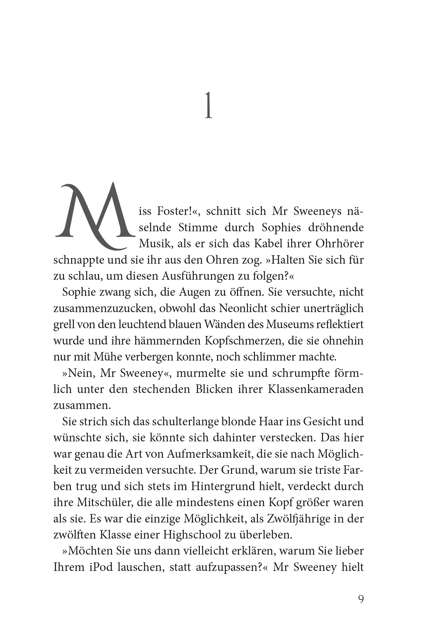 Gezeigt wird eine Innen- oder Zusatzansicht von „Keeper of the Lost Cities – Der Aufbruch“. Die Seiten sind in einem klaren, gut lesbaren Layout gehalten. Die Schrift ist schlicht und modern, in einer dunklen Farbe auf hellem Hintergrund, was die Lesbarkeit erhöht. Gelegentliche Absätze und Zeilenabstände unterstützen die Struktur der Inhaltsdarstellung, während die festgelegte Typografie ein einheitliches und ansprechendes Leseerlebnis bietet.